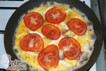 ukázka receptu Vaječná omeleta se salámem a rajčaty